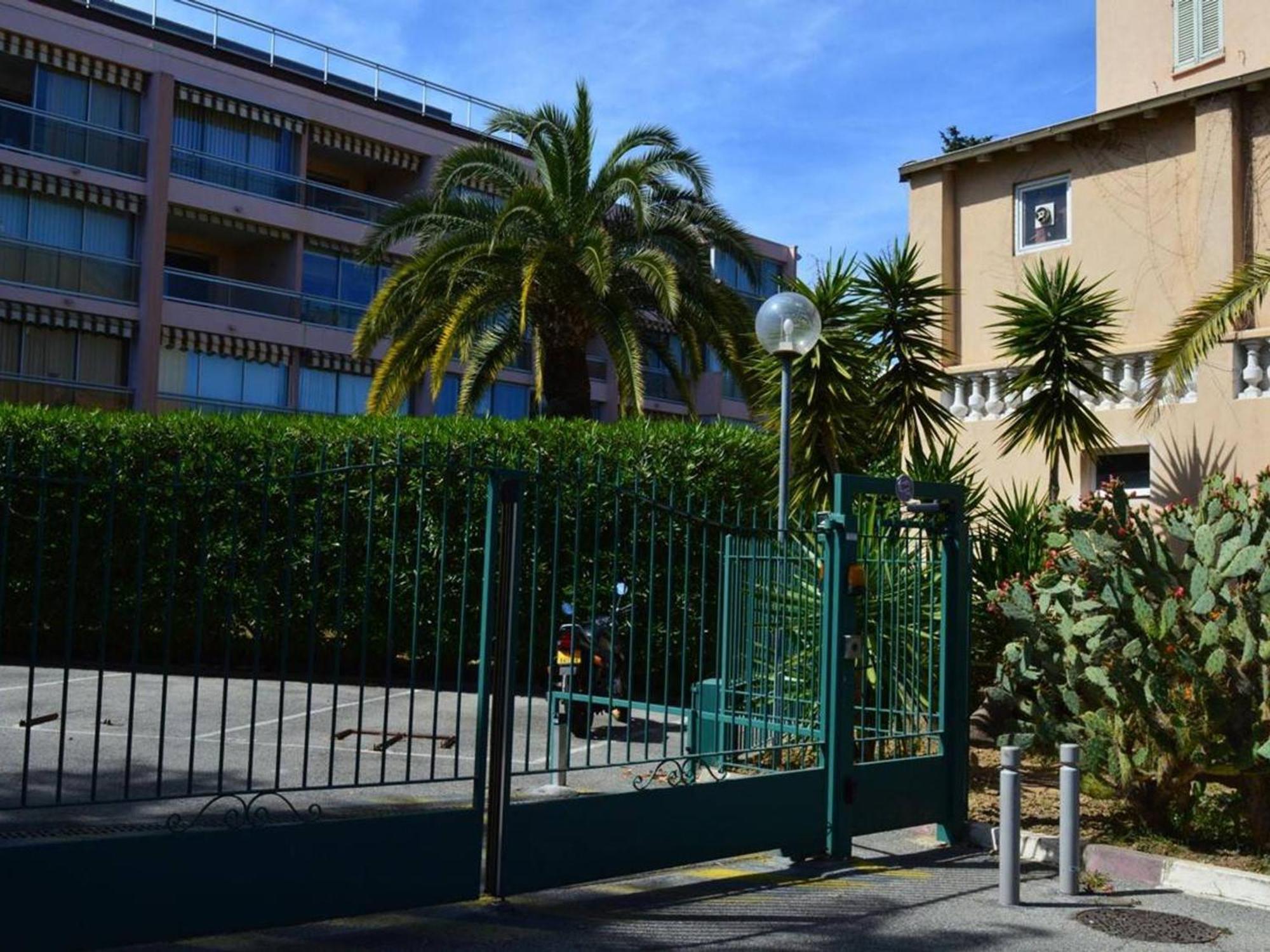 Studio Agreable Avec Loggia, Garage Et Plage A Proximite - 2 Couchages, Golfe-Juan - Fr-1-252-62 Eksteriør billede